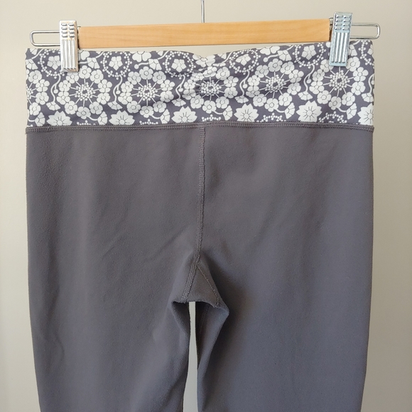 Lululemon Gather & Crow Crop Pants Grey Floral Size 4 - Picture 6 of 8